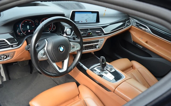BMW Seria 7 cena 150000 przebieg: 205000, rok produkcji 2017 z Zambrów małe 781